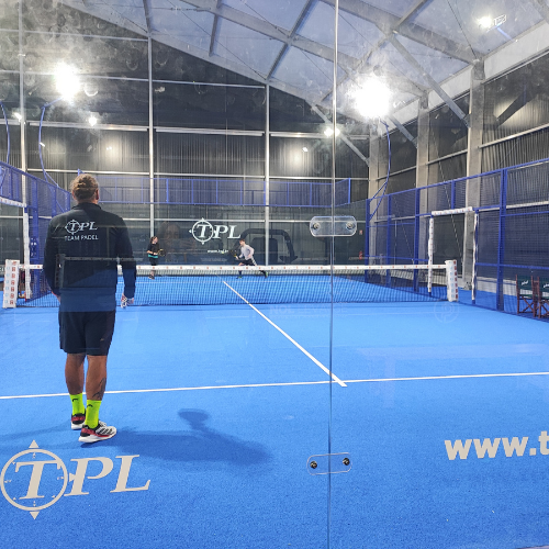 Des joueurs sur nitre terrain