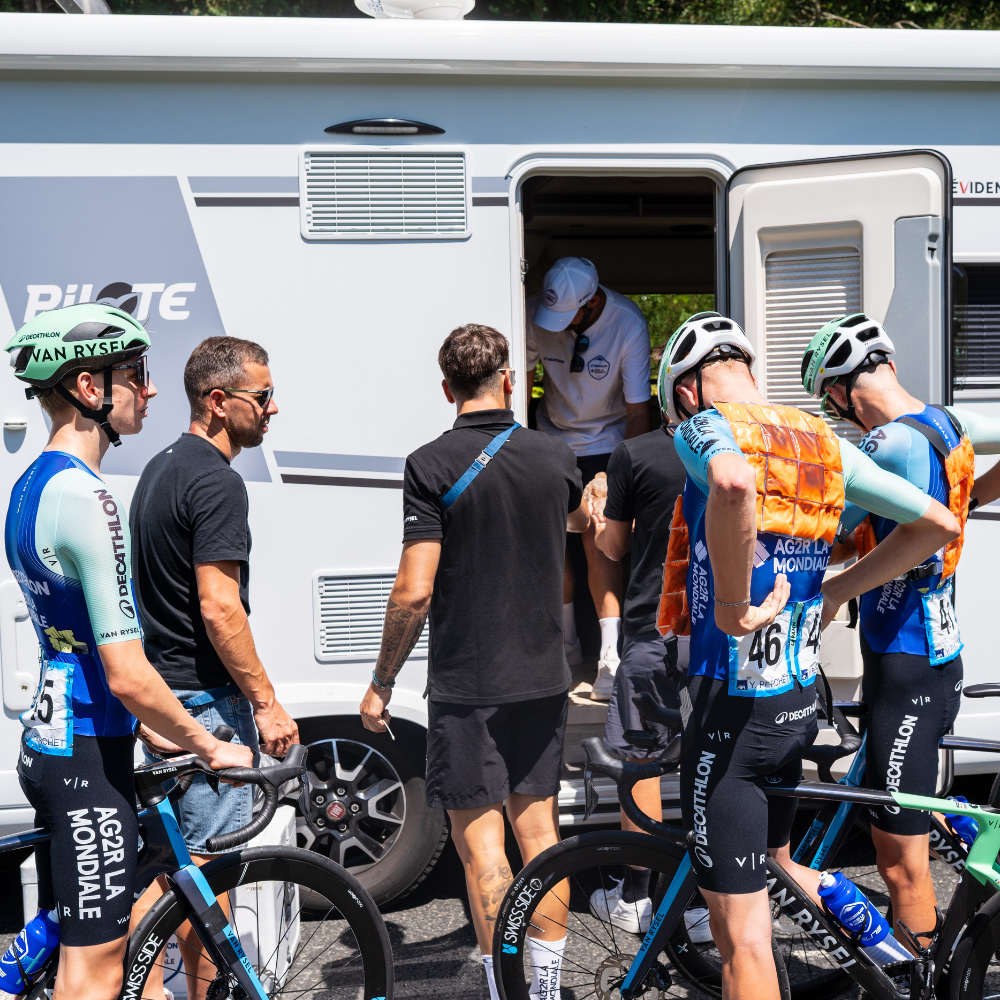 L'équipe de cyclisme devant le camping-car