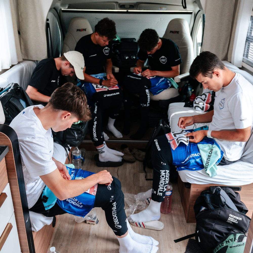 L'équipe des jeunes dans le camping-car en préparation mentale